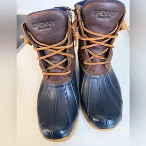 Women’s sperry duck books. Size 6